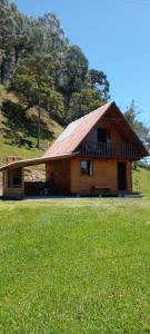 un grande edificio in legno con tetto in metallo di Chalé Recanto da Tiriva a Urubici