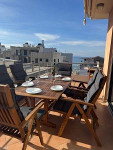 ハニア・タウンにあるSeaty Luxury apartmentのバルコニーにある木製のテーブルと椅子