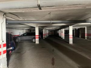 een lege parkeergarage met auto's erin geparkeerd bij Apartamento exclusivo in Tanger