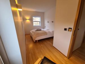 - une petite chambre avec un lit et une fenêtre dans l'établissement Geithellar, à Djúpivogur