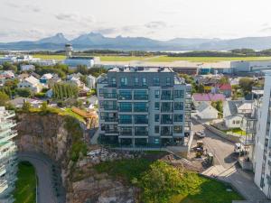 una vista aerea di una città con un edificio alto di Panoramisk leilighet(nær flyplass) a Bodø