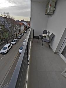 een balkon met uitzicht op een straat met auto's bij level UP -self check in in Osijek