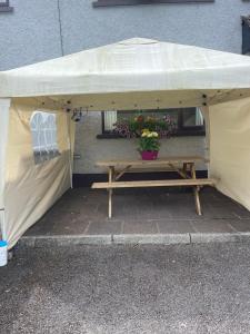 een tent met een picknicktafel en bloemen erin bij Bru Na Pairc B&B in Bantry