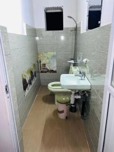 łazienka z umywalką i toaletą w obiekcie La Sirena Ambositra w mieście Ambositra
