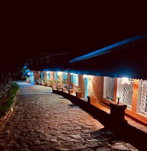 una fila di edifici di notte con luci di La Sirena Ambositra a Ambositra