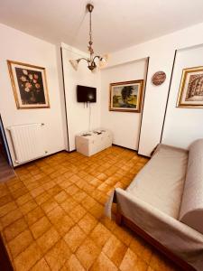 uma sala de estar com um sofá e uma televisão em La casa di Bi em Caramanico Terme