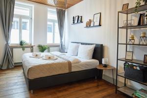 a bedroom with a bed with a tray on it at IDEE Living: Altstadt-Apartment im Herzen d. Pfalz in Neustadt an der Weinstraße