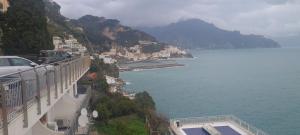 uma vista para o oceano a partir de um edifício em Amalfi Blu Paradise em Amalfi
