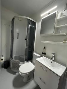 ein Bad mit einer Dusche, einem WC und einem Waschbecken in der Unterkunft Terminal in Posen