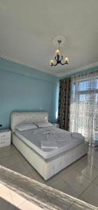 - une chambre avec un lit blanc dans l'établissement Fari Hotel, à Golem