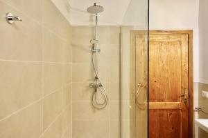 W łazience znajduje się prysznic ze szklanymi drzwiami. w obiekcie Casa alla Vecchia Posta di Bagno Vignoni w mieście Bagno Vignoni +37 zdjęć