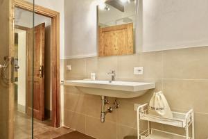łazienka z umywalką i lustrem w obiekcie Casa alla Vecchia Posta di Bagno Vignoni w mieście Bagno Vignoni