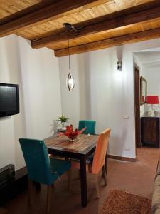 - une salle à manger avec une table et des chaises en bois dans l'établissement Mau House 44 Apartment, à Palerme