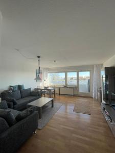 ein Wohnzimmer mit einem Sofa und einem Tisch in der Unterkunft Ferienwohnung MeerLüst - Meerblick in Schillig