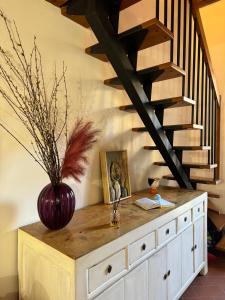 une armoire en bois avec un vase en haut et un escalier dans l'établissement Mau House 44 Apartment, à Palerme