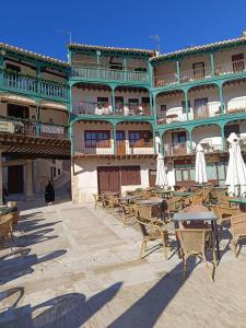 チンチョンにあるLos Balcones de Galazの目の前にテーブルと椅子が置かれた建物