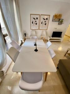 a white table and chairs in a room at Apartamento nuevo en centro 19743 in Córdoba