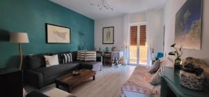 un soggiorno con divano e tavolo di Your seaside flat a Porto Santo Stefano