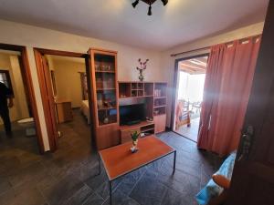 TV a/nebo společenská místnost v ubytování Terraza de Veneguera