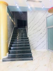- un escalier dans un bâtiment avec un mur en pierre dans l'établissement Fari Hotel, à Golem