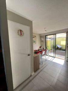 Habitación con puerta y cocina con mesa. en Acogedor hogar en Rinconada de los Andes, en Rinconada de los Andes