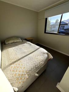 a bedroom with a bed and a window at Acogedor hogar en Rinconada de los Andes in Rinconada de los Andes