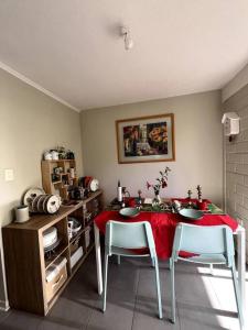 uma sala de jantar com uma mesa e duas cadeiras em Acogedor hogar en Rinconada de los Andes em Rinconada de los Andes