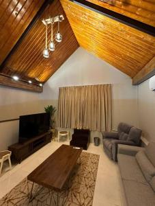 ein Wohnzimmer mit einem Sofa und einem Tisch in der Unterkunft كوخ الشاطئ جمال الحاضر والطبيعة in Dschāzān