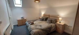 ein Schlafzimmer mit einem Bett mit einem Teddybär drauf in der Unterkunft Large 2 bed flat in Bolton in Farnworth