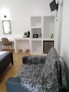 TV a/nebo společenská místnost v ubytování Pasithea Folegandros
