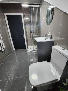Ванна кімната в SuperValue Suite 7 - Fast WiFi, Hotel Linen, Keyless Entry, City only 10 Mins - BY PROPERTY PROMISE