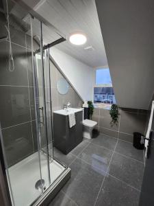 ApartHotel Flat 7: Keyless Entry. 10 min to centre by Property Promise في كارديف: حمام مع دش ومغسلة ومرحاض