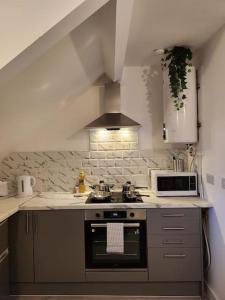 Кухня або міні-кухня у SuperValue Suite 7 - Fast WiFi, Hotel Linen, Keyless Entry, City only 10 Mins - BY PROPERTY PROMISE
