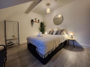 ApartHotel Flat 7: Keyless Entry. 10 min to centre by Property Promise في كارديف: غرفة نوم بسرير كبير ومرآة