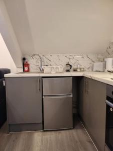 Кухня або міні-кухня у SuperValue Suite 7 - Fast WiFi, Hotel Linen, Keyless Entry, City only 10 Mins - BY PROPERTY PROMISE