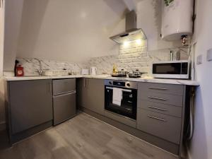 Кухня або міні-кухня у SuperValue Suite 7 - Fast WiFi, Hotel Linen, Keyless Entry, City only 10 Mins - BY PROPERTY PROMISE