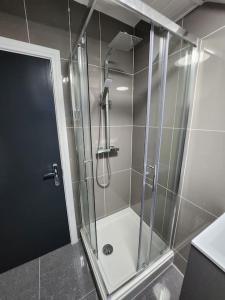 Ванна кімната в SuperValue Suite 7 - Fast WiFi, Hotel Linen, Keyless Entry, City only 10 Mins - BY PROPERTY PROMISE