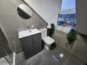 Ванна кімната в SuperValue Suite 7 - Fast WiFi, Hotel Linen, Keyless Entry, City only 10 Mins - BY PROPERTY PROMISE