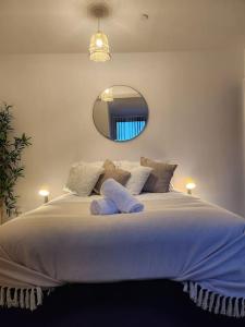 Ліжко або ліжка в номері SuperValue Suite 7 - Fast WiFi, Hotel Linen, Keyless Entry, City only 10 Mins - BY PROPERTY PROMISE