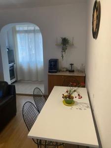 uma mesa branca e cadeiras numa sala de estar em Cozy Apartment em Tirana