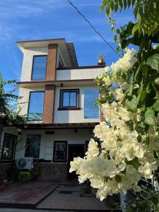 een huis met witte bloemen ervoor bij Villa Lourdes in Alaminos