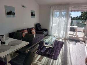 un soggiorno con divano e tavolo di App Lux F a Makarska