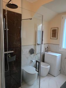 een badkamer met douche, toilet en wastafel bij Il nido di Ele in Stresa