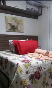 1 dormitorio con 1 cama con almohada roja en Pousada Estrela da Manhã, en Penha