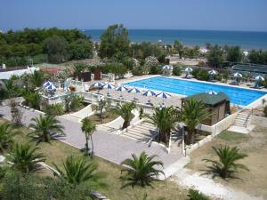 een luchtzicht op een resort met een zwembad bij Pellegrino Village in Vieste