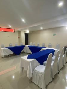 una sala de conferencias con una mesa larga y sillas en Paris FC Express en Poza Rica de Hidalgo