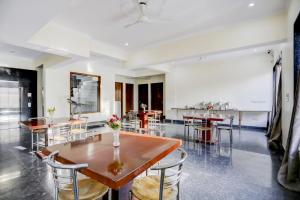 uma sala de jantar com mesa e cadeiras em Townhouse Hi5 Aditya International em Bhubaneshwar