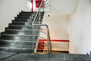 uma escada num edifício com um corrimão de metal em Townhouse Hi5 Aditya International em Bhubaneshwar