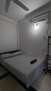1 dormitorio con 1 cama con sombrero marrón en Rafting Club River Resort en Kitulgala