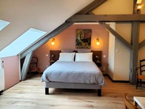 um quarto com uma cama grande num sótão em Les 7 Frères em Monestier-de-Clermont